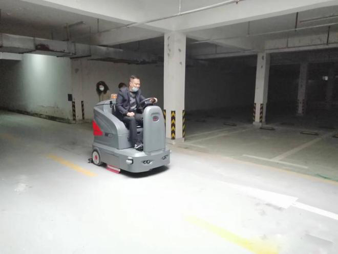 台州小区物业保洁不用人力改用驾驶式洗地机了